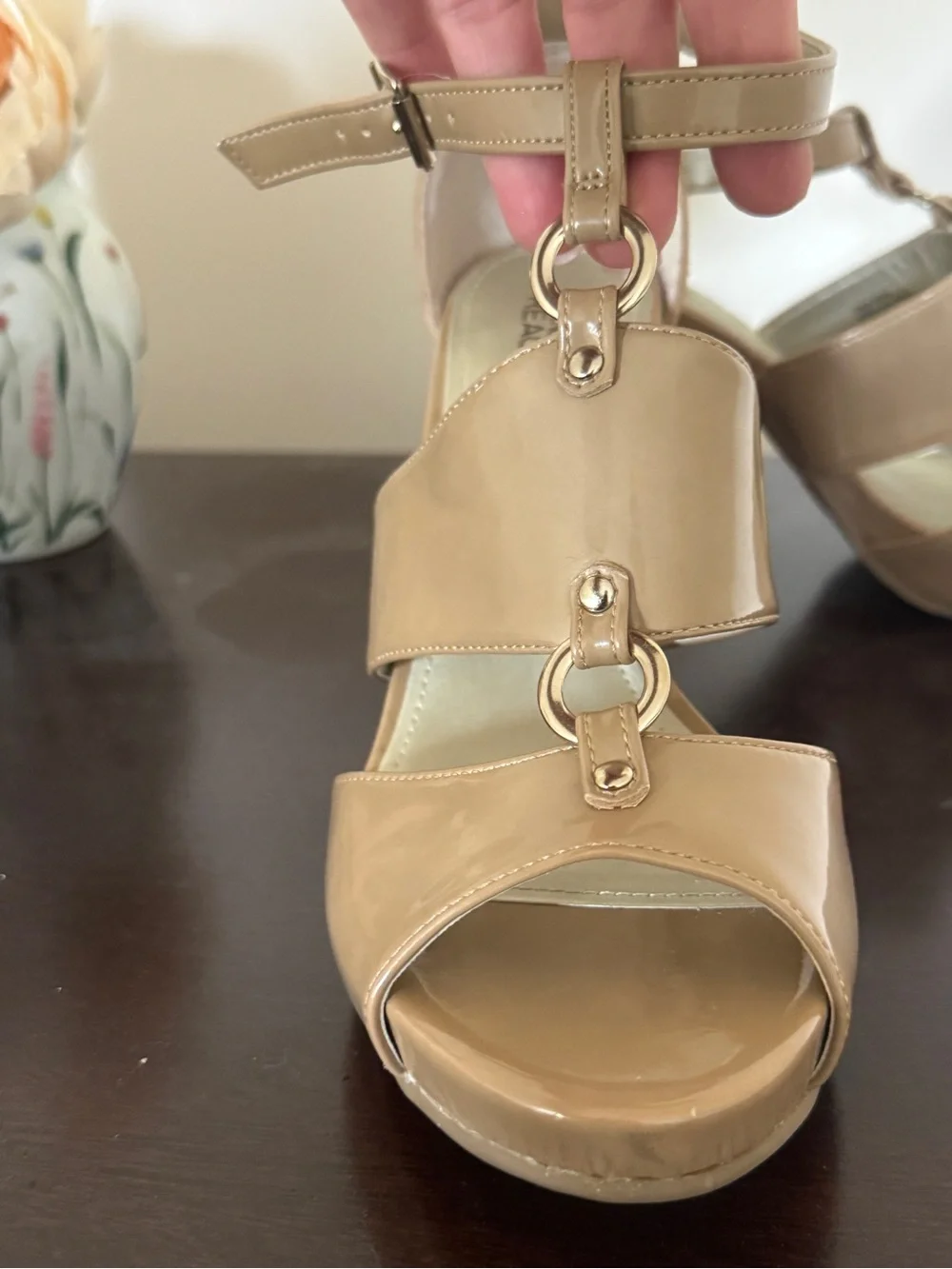 Kenneth Cole Neutral Patent Leather Platform Sandals - Beige Size 8.5
